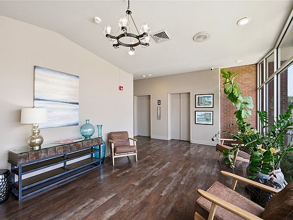 5th image of 715 S Upper Broadway St #14021403
