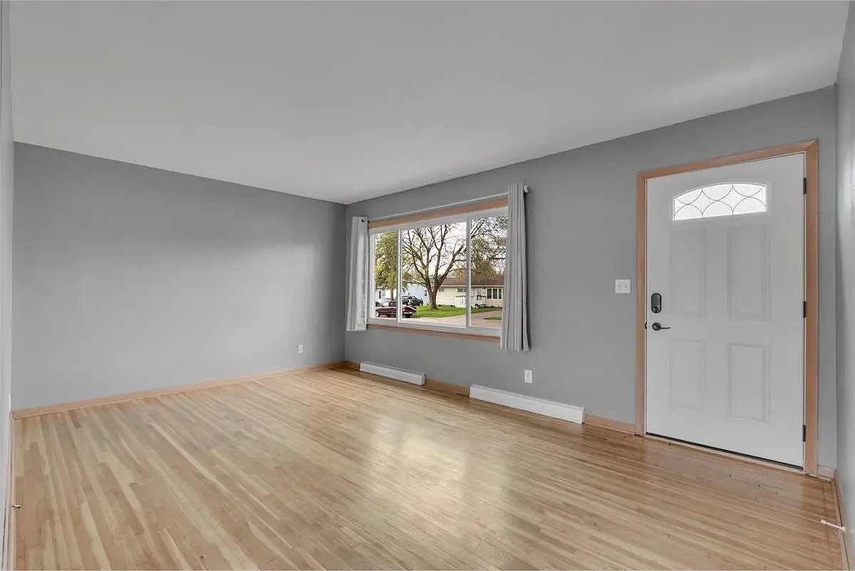 3 bed, 912 sqft, $1,700 — Photo 2