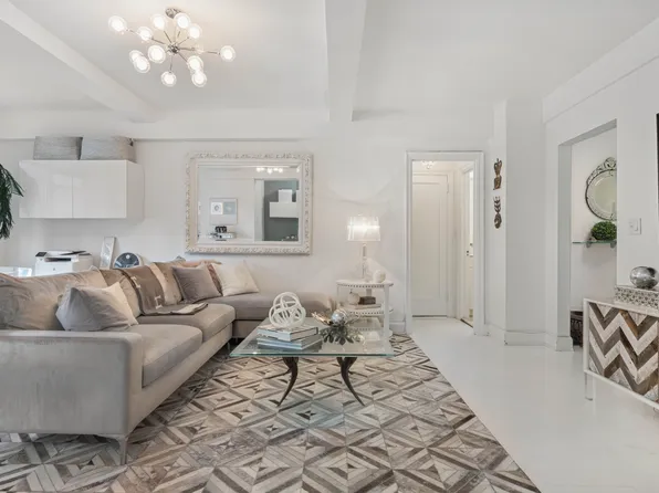 400 East 52nd Street image 1 of 8