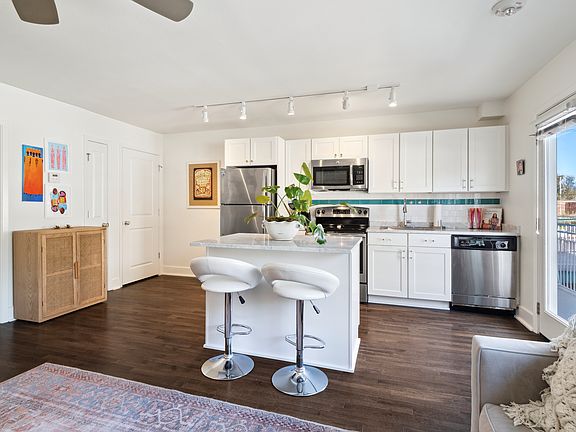 5th image of 2833 Saint Charles Ave APT 38