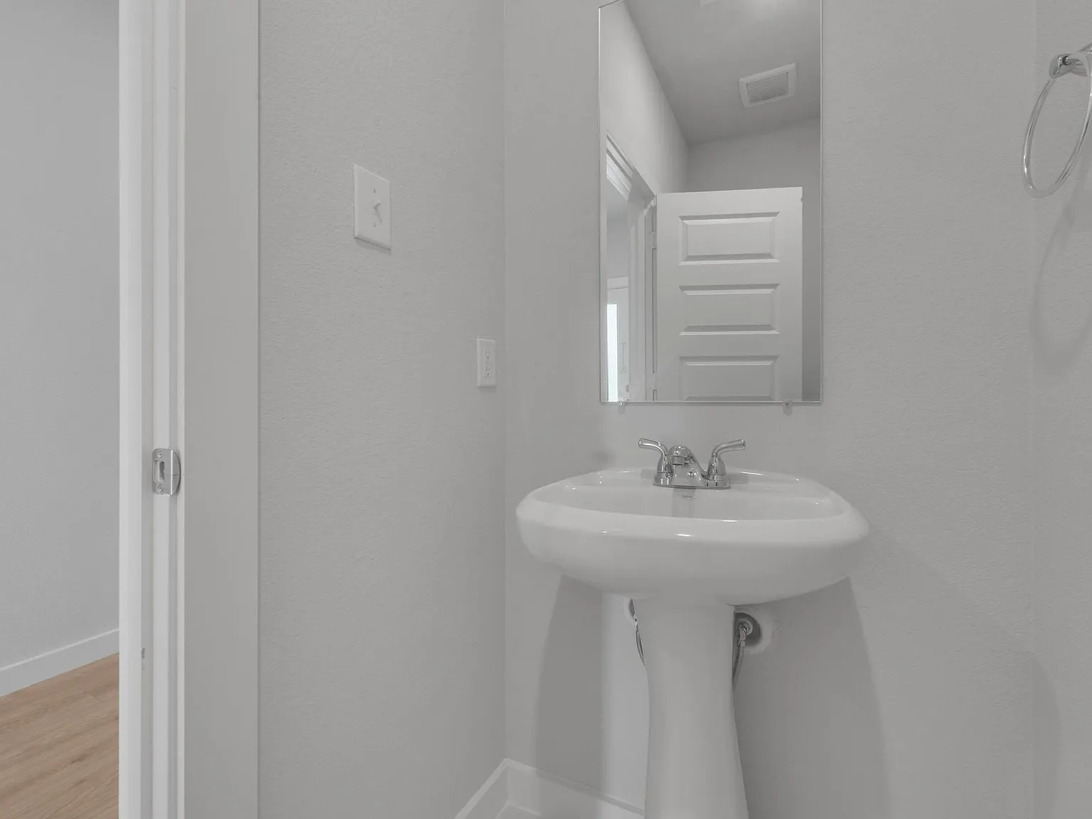 5 bed, 2.5 bath, 2068 sqft, $3,100 — Photo 4