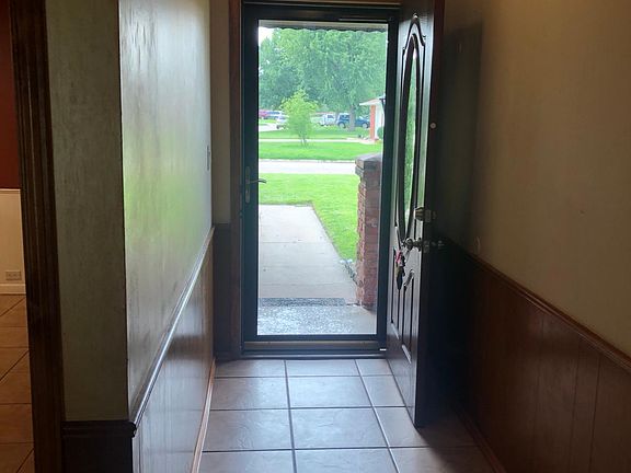 Tiled entry way, full view storm door