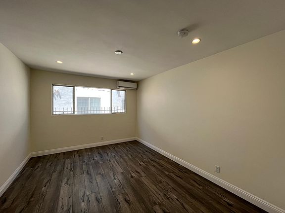 5th image of 612 N Sycamore Ave APT 1