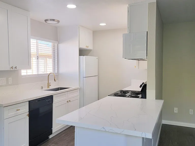 715 B St #14 — Photo 2