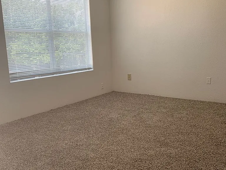 Emerald Cove Apartments — Photo 29
