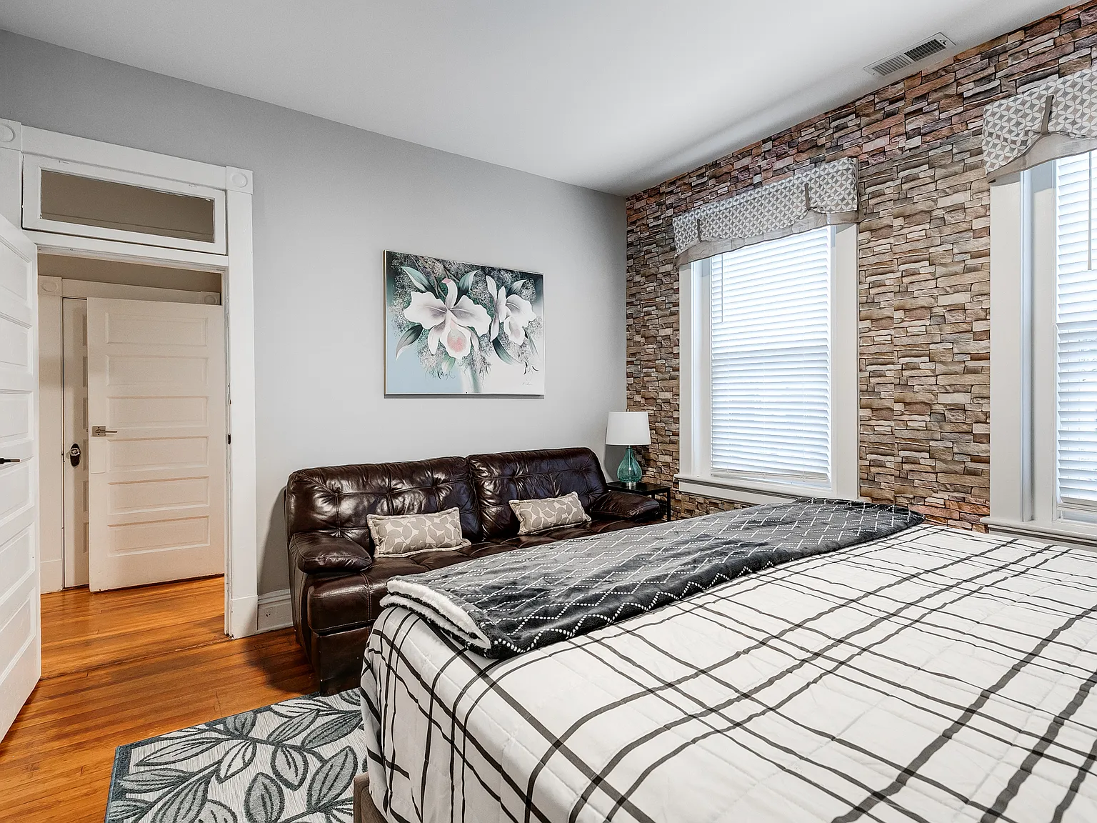 2 bed, 1200 sqft, $2,350 — Photo 4