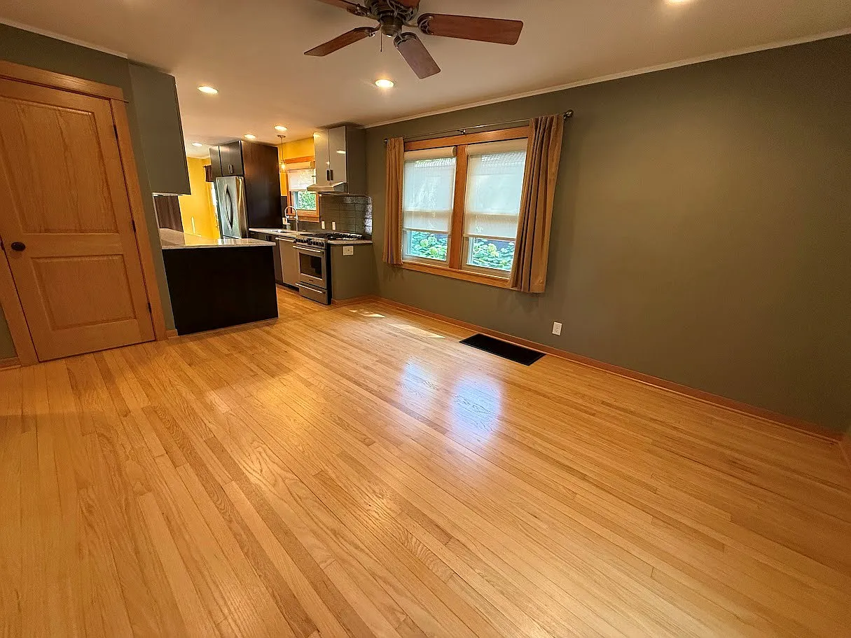 2 bed, 915 sqft, $2,295 — Photo 2