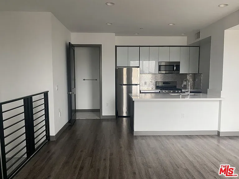 552 N Hobart Blvd #311 — Photo 8