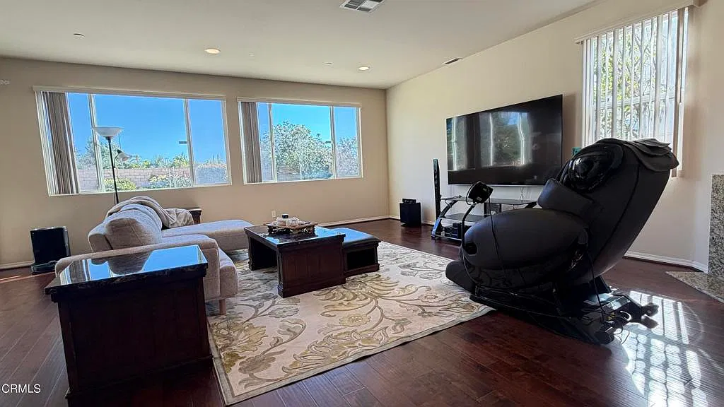 4 bed, 3.0 bath, 2761 sqft, $7,800 — Photo 3