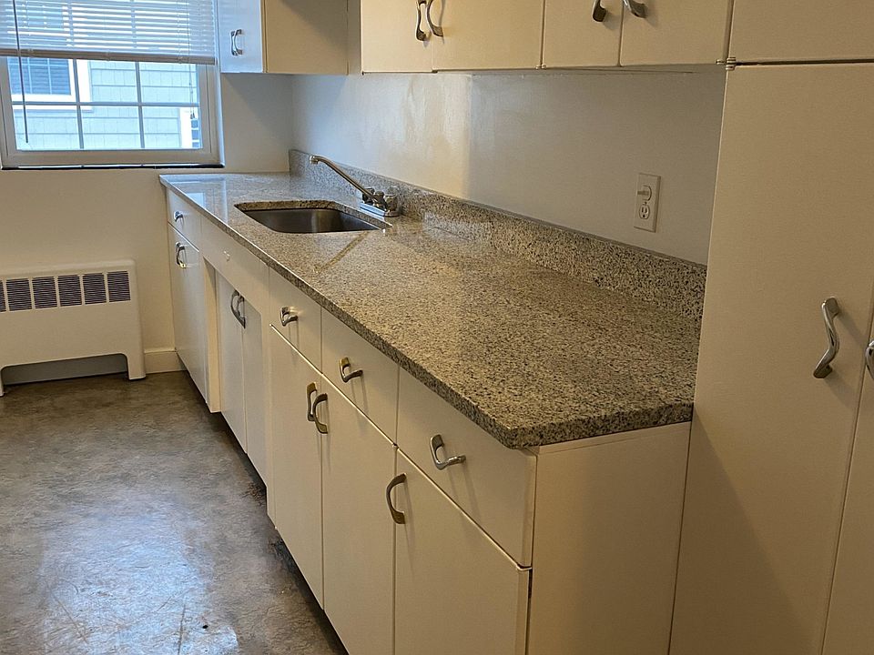 Kitchen w/gas stove & granite countertop