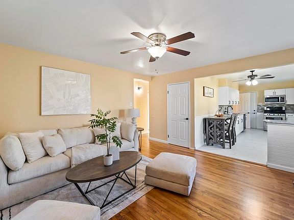 3rd image of 2520 Hawthorne Manor Dr