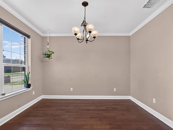 4th image of 517 Austin Acre