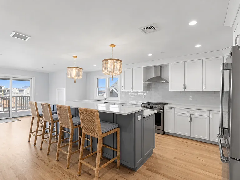 36 Virginia Ave — Photo 3