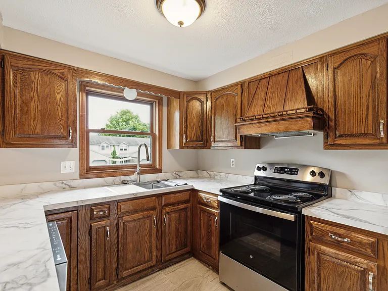 8237 Vicksburg Pl — Photo 7