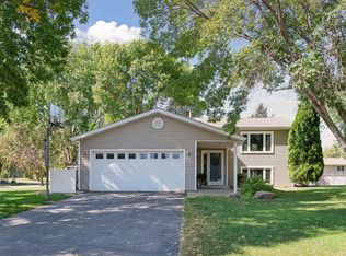 596 Concord Dr, Chaska, MN 55318