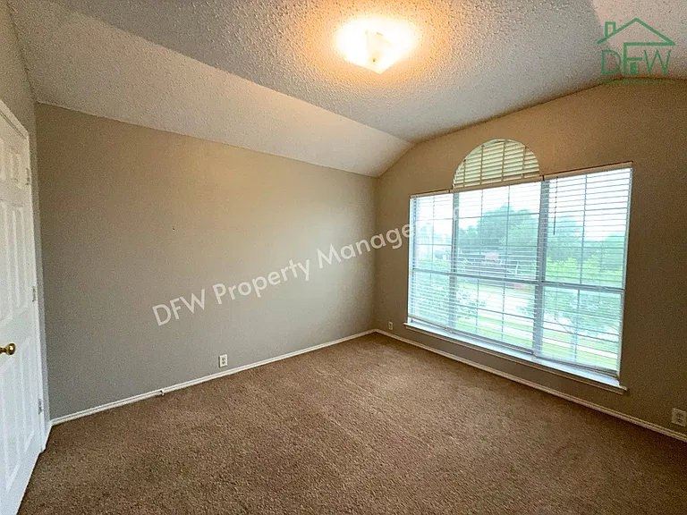 2805 Crater Lake Ln — Photo 17