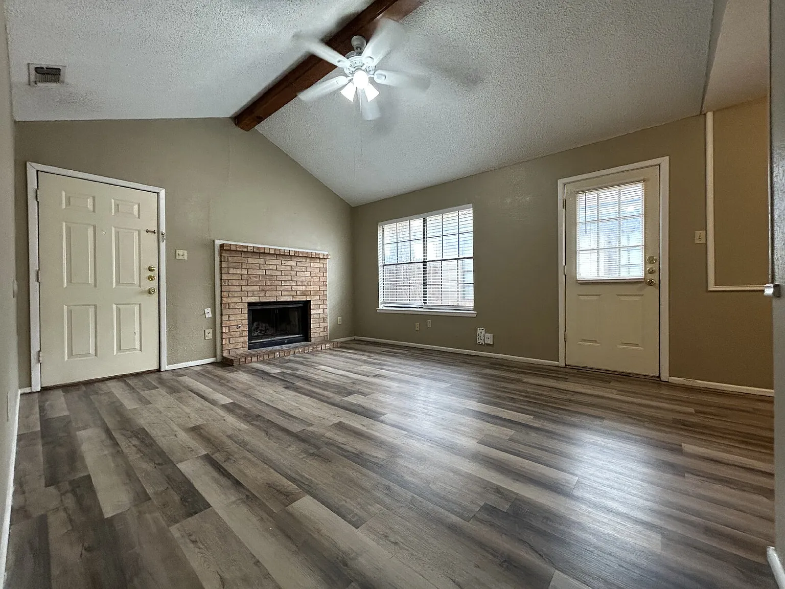 2 bed, 1.5 bath, 901 sqft, $825 — Photo 2