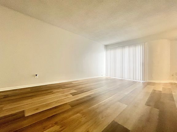 5th image of 8011 Romaine St #115A