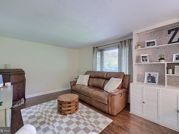 5th image of 390 Hollyann Dr