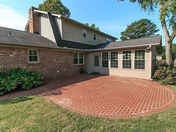 4th image of 2207 Woodmore Dr SE