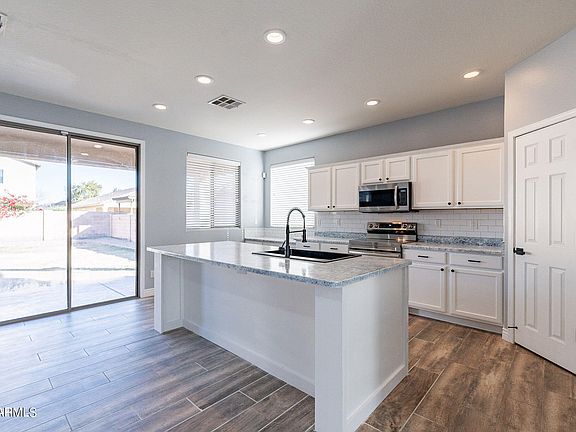 3rd image of 190 W PACIFIC Drive