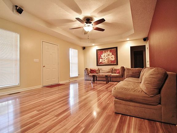 4th image of 512 Barney Ln