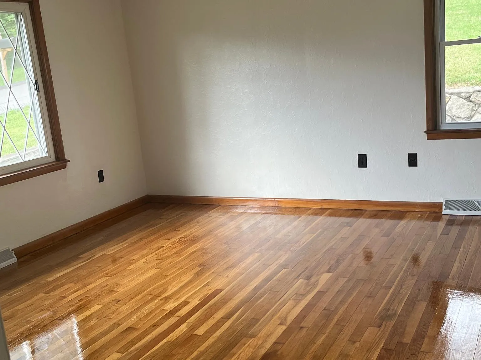 1041 Westview Dr — Photo 2