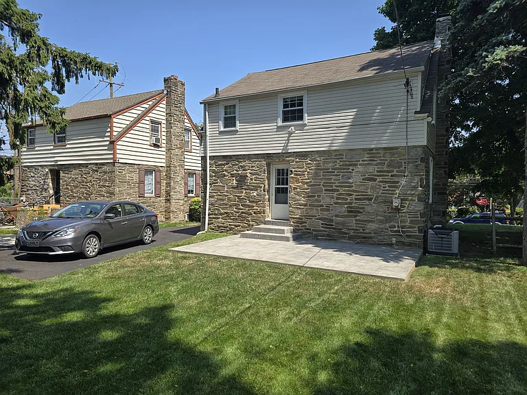 304 E Jefferson St — Photo 16