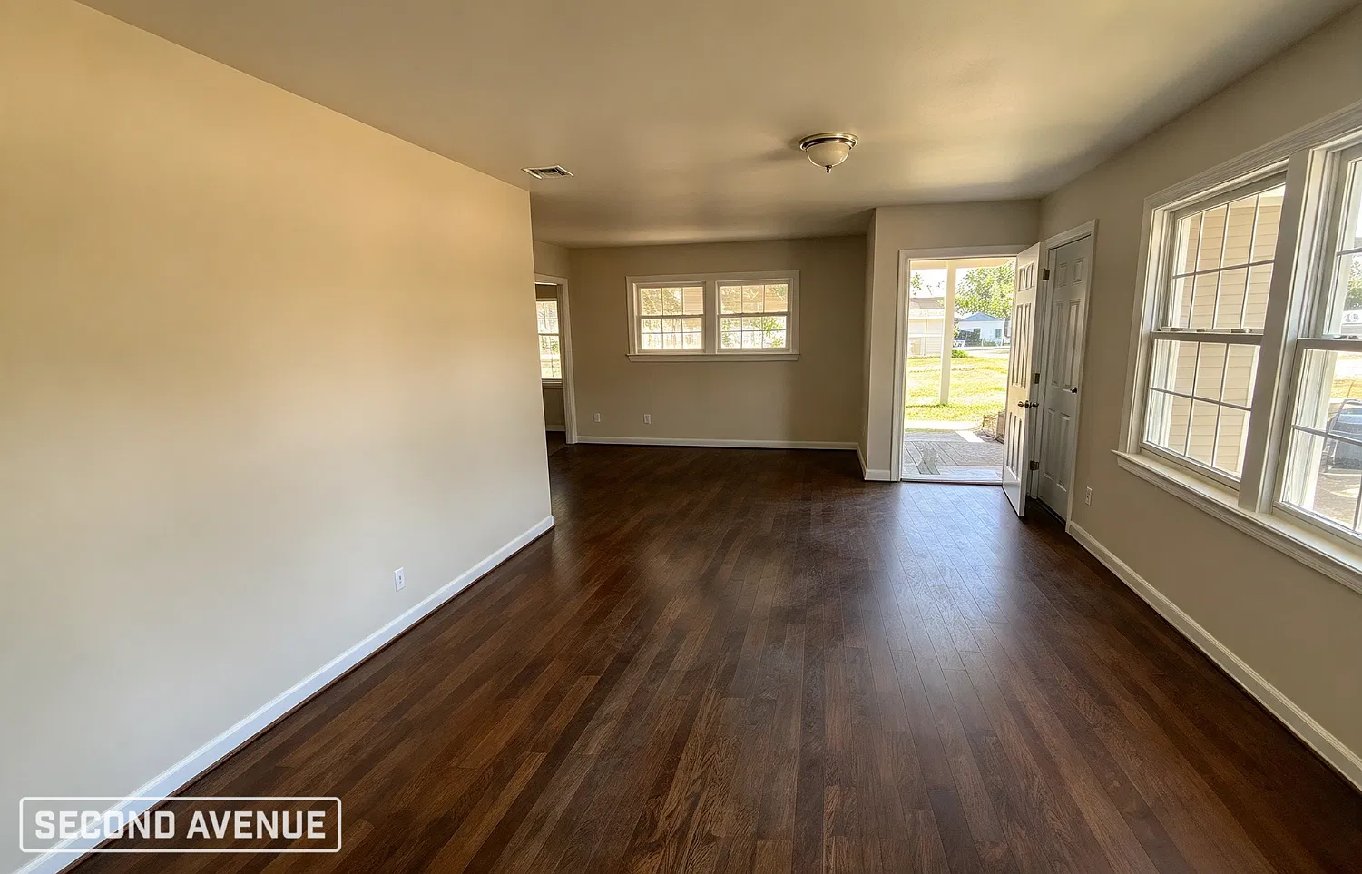 3 bed, 1.0 bath, 1282 sqft, $1,326 — Photo 2