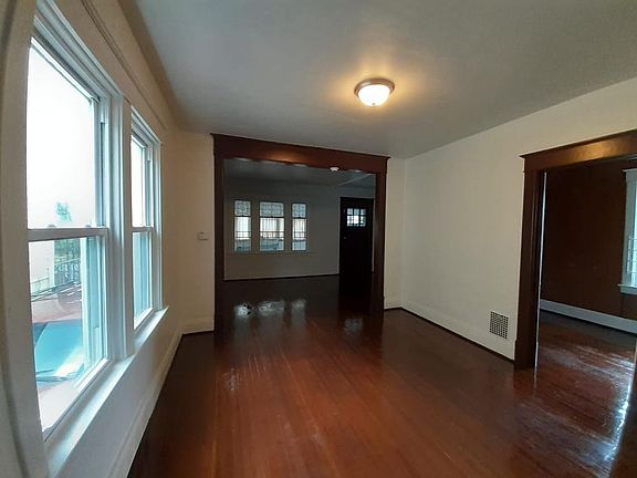 5th image of 197 Leslie St