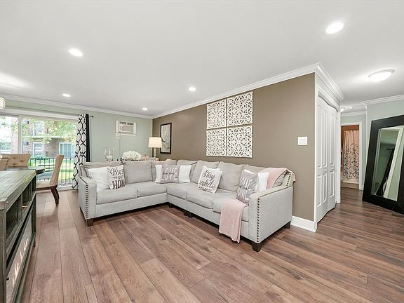 5th image of 4113 W 97th Pl APT 104