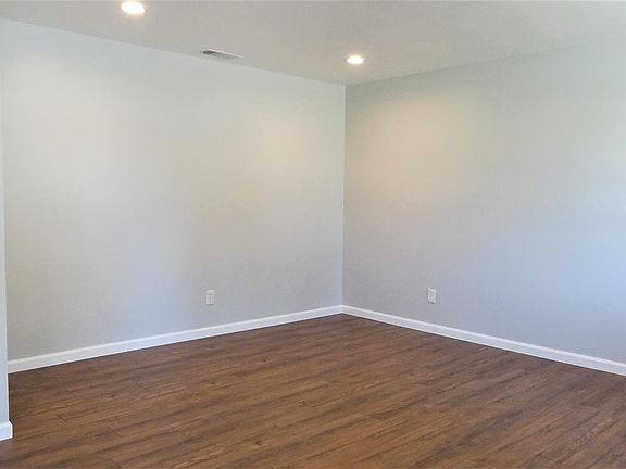 2nd image of 1807 Edgemont Way