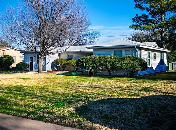 3rd image of 1351 Hillcrest Dr