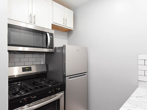 2nd image of 4241 N Kenmore Ave #403