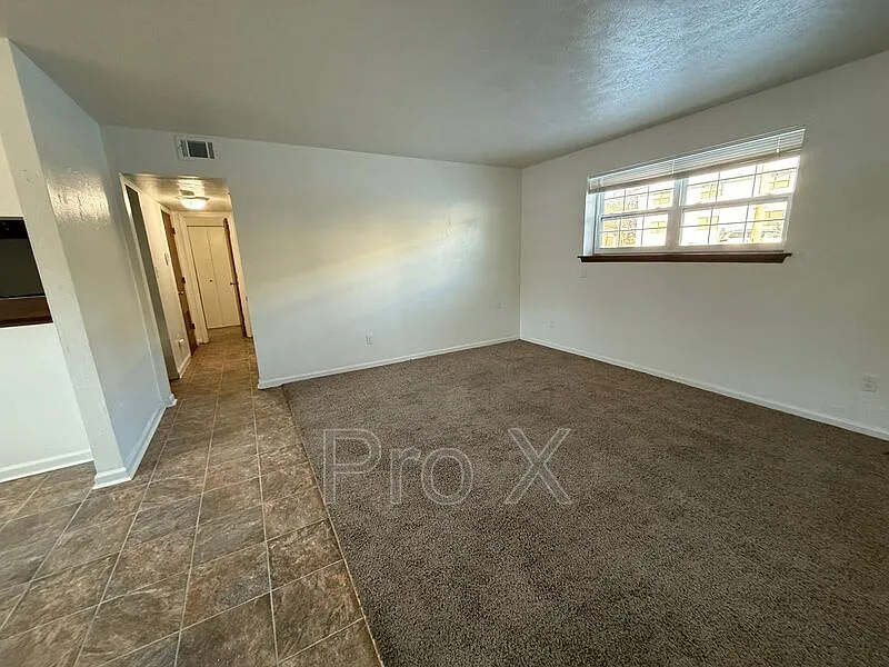 1 bed, 1.0 bath, $725 — Photo 2