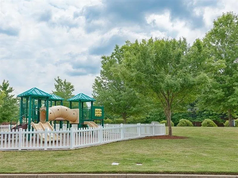 6 bed, 5.0 bath, 6893 sqft, $4,850 — Photo 3