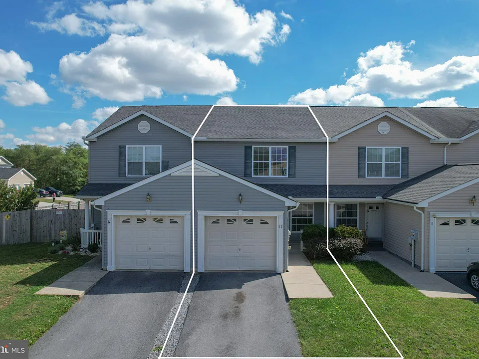 11 Sophie Ln