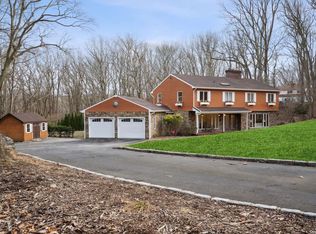 5 Spring Hl, Saint James, NY 11780