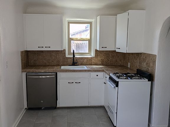 5th image of 634 Alicia St