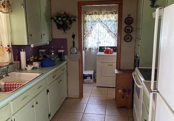 5th image of 247 SE James Ave