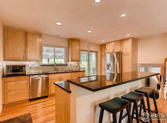 Dining area to kitchen