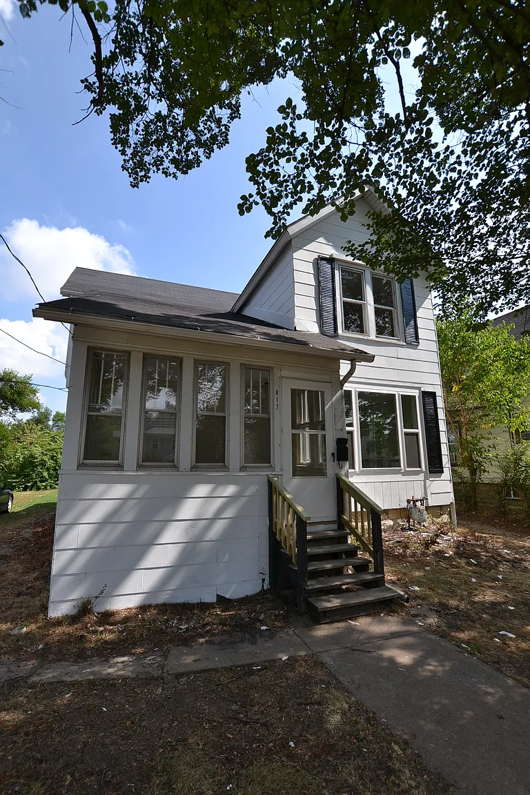 817 E Washington St photo 1