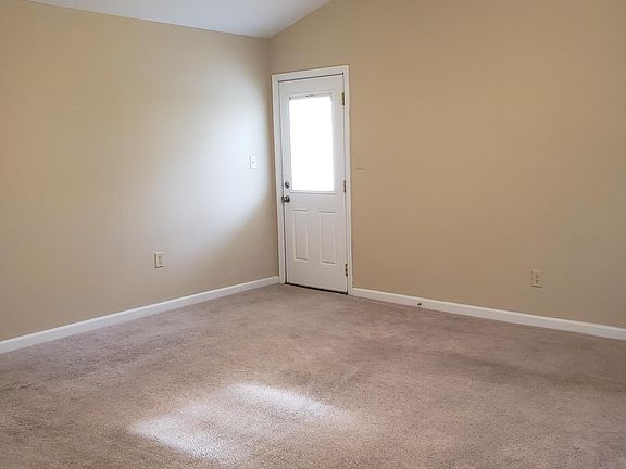 3rd image of 748 Graftons Mill Ln