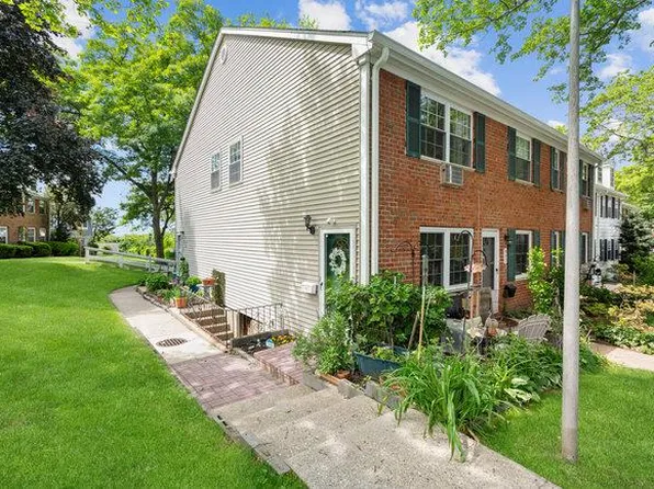 901 Towne House Village, Hauppauge, NY 11749