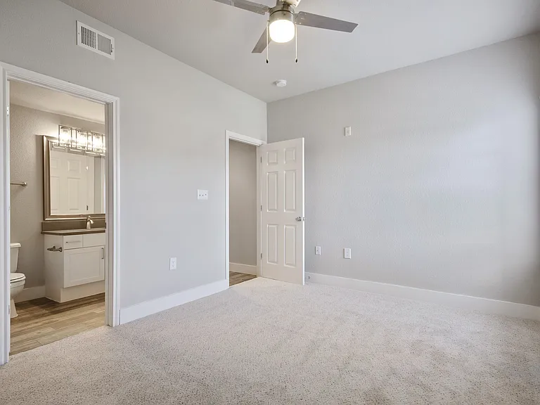 Siena Apartments — Photo 14