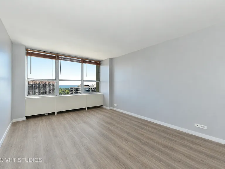 655 W Irving Park Rd #2106 — Photo 13