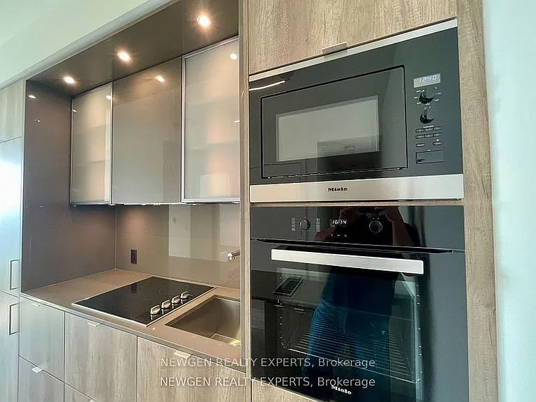 11 Yorkville Ave #3610 — Photo 20