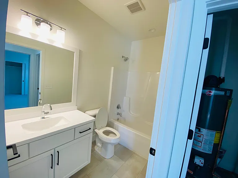 Full bath (Main floor)