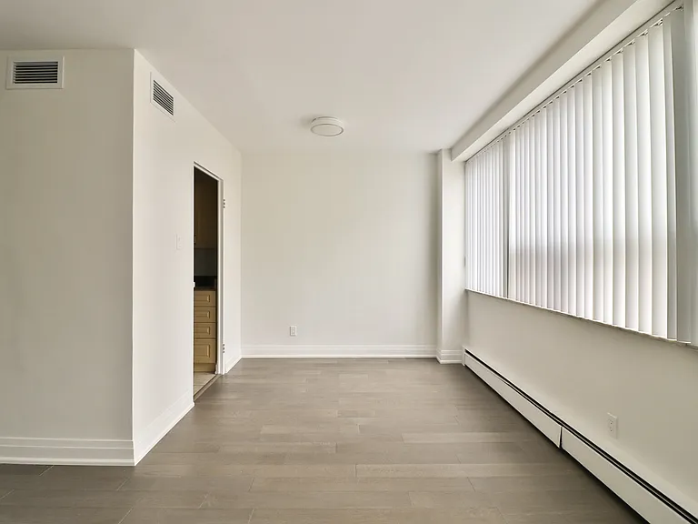 484 Avenue Rd — Photo 9