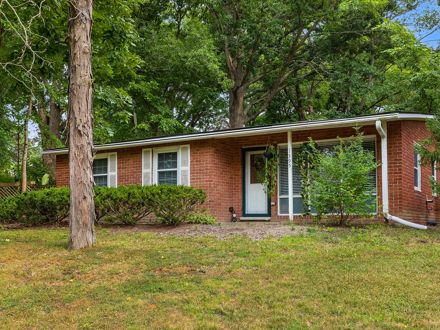 3 bed, 1029 sqft, $2,150 — Photo 1